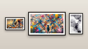 Galerijwand met drie ingelijste schilderijen: Abstracte inkttekening, Wanddecoratie Wilde Vlam en Verfspatten
