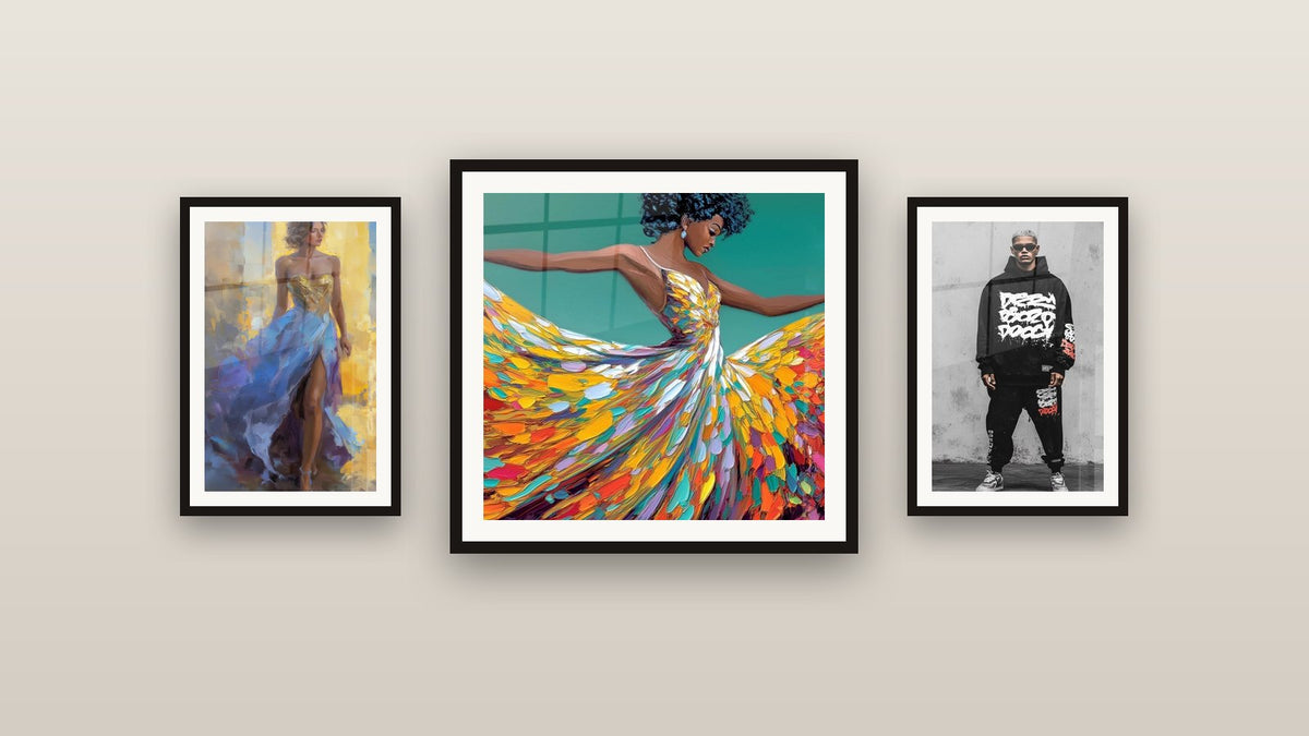 Galerijwand met drie ingelijste schilderijen, waaronder Vrouwelijke Sier en Danseres