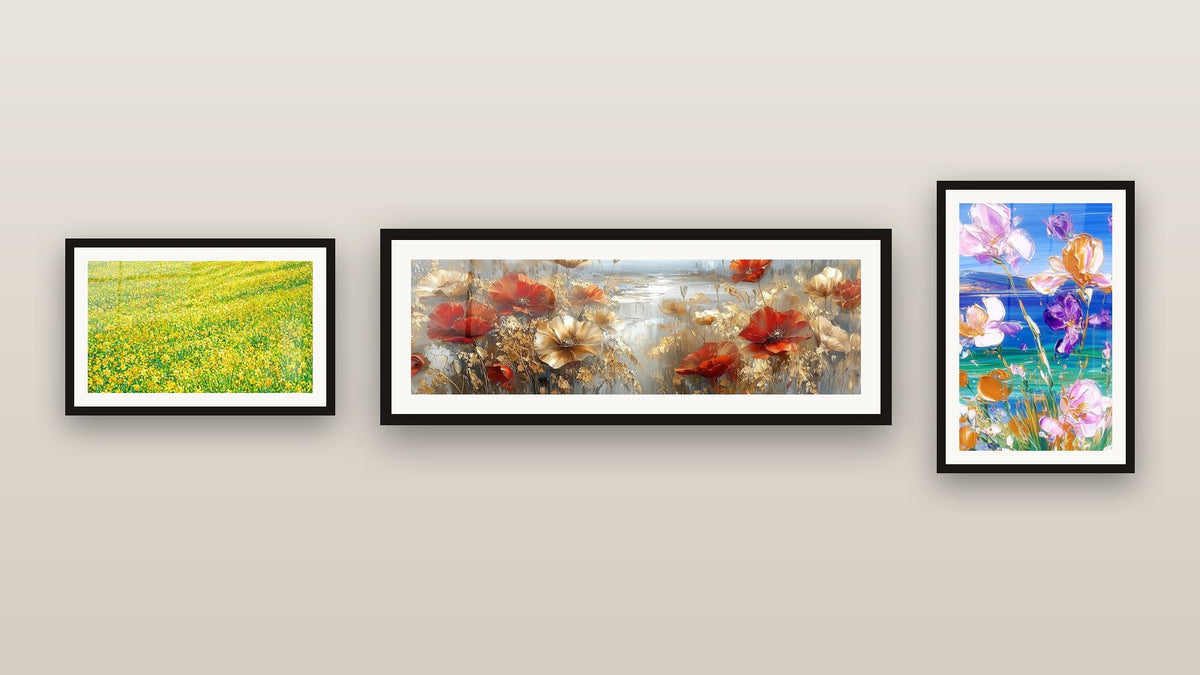 Mur de galerie avec trois tableaux encadrés, dont Fleurs Éclats Violets et Prairie Fleurie Dorée