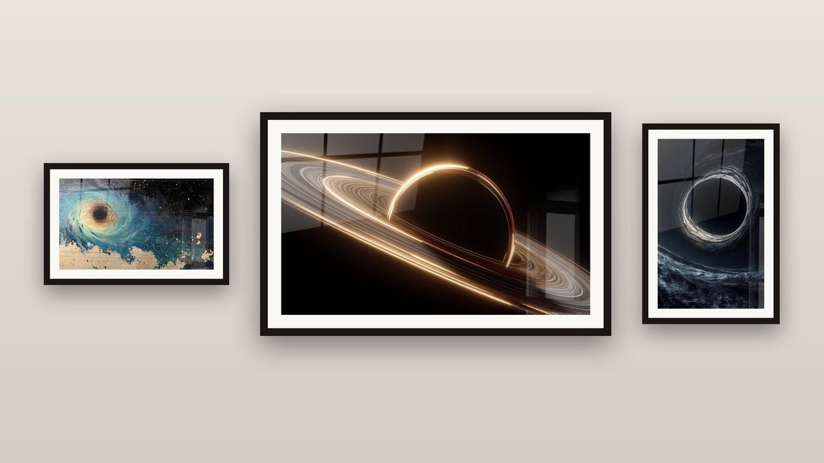 Mur de galerie avec trois tableaux encadrés : Trou noir N°1, Trou noir cosmique et Black Hole