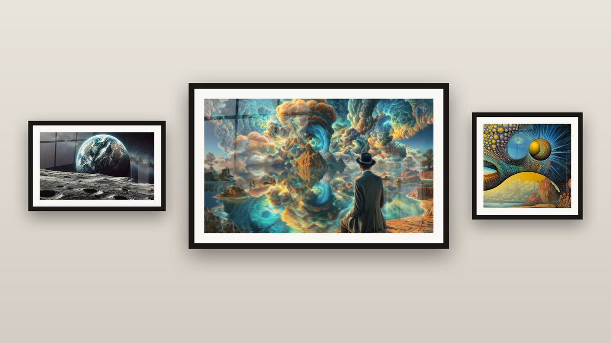 Pared de galería con tres cuadros enmarcados: Cosmos místico, Hombre Sombrero Cosmos Remolino y Espacio N°7