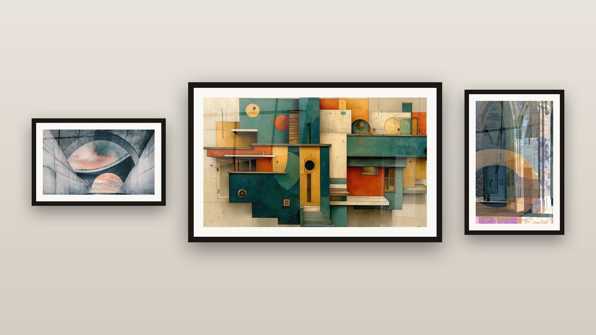 Pared de galería con tres cuadros enmarcados, entre ellos Arquitectura moderna abstracta y Arquitectura Futurista