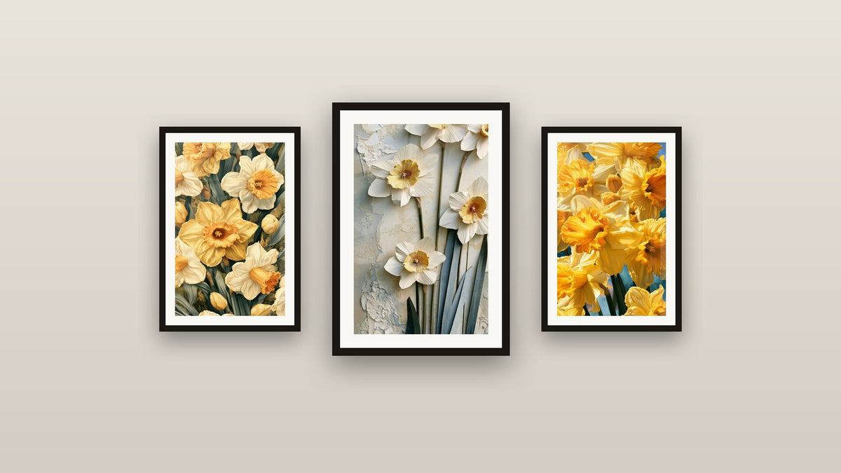 Mur de galerie avec trois tableaux encadrés