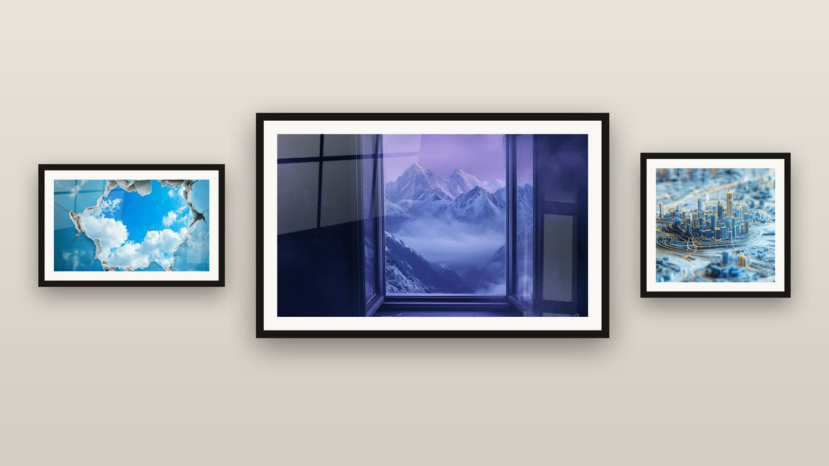 Parete galleria con tre quadri incorniciati: Montagna Sogno d'Altitudine, Cielo Finestra celeste e Città Sogno di Acciaio Blu