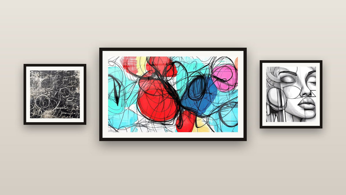 Mur de galerie avec trois tableaux encadrés : Calligraphie abstraite, Visage Féminin et Abstrait coloré