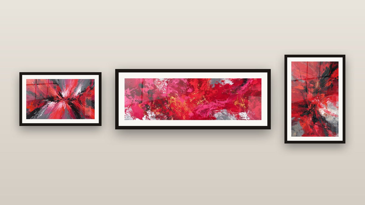 Mur de galerie avec trois tableaux encadrés : Abstrait rouge, Abstrait explosion rouge et Explosion abstraite