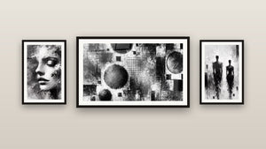 Pared de galería con tres cuadros enmarcados: Reflejo Fragmentado, Caminando en la Sombra y Mecánica del Caos
