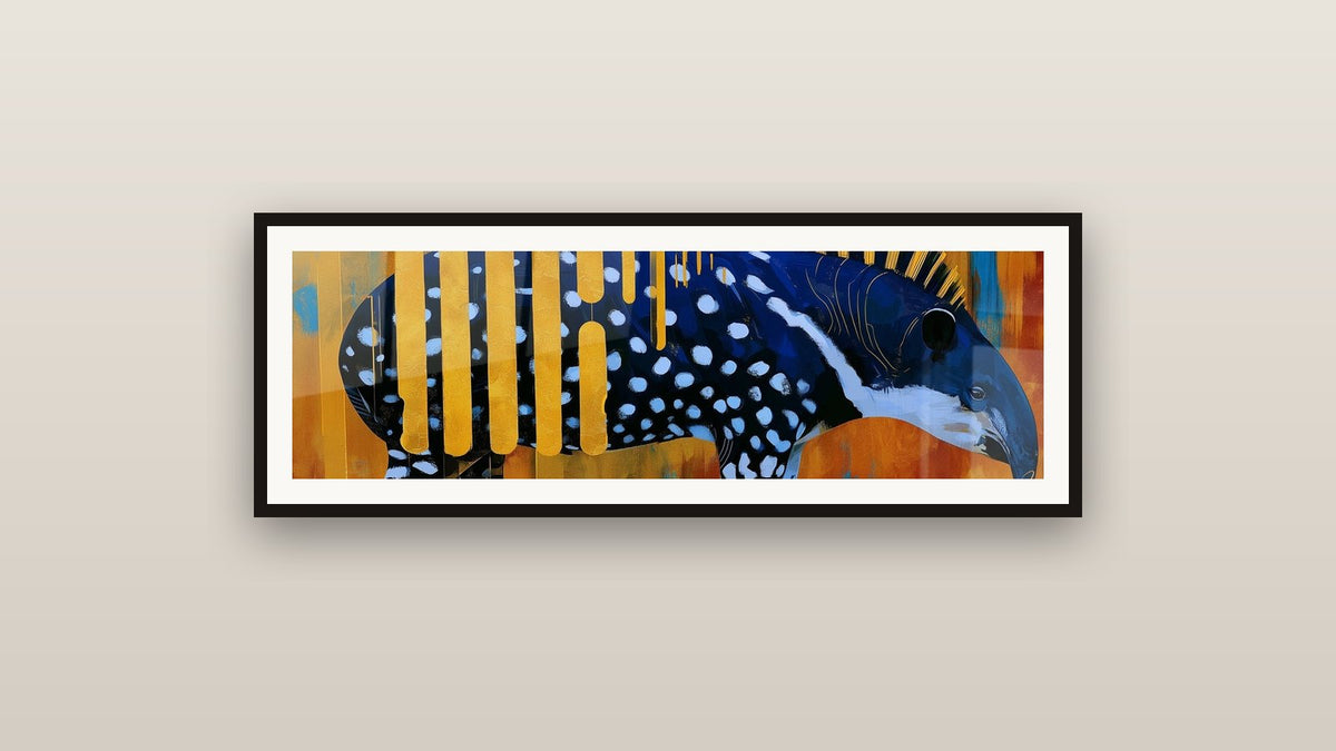 Gerahmtes Gemälde an einer Wand: Blaues Tapir mit goldenen Flecken