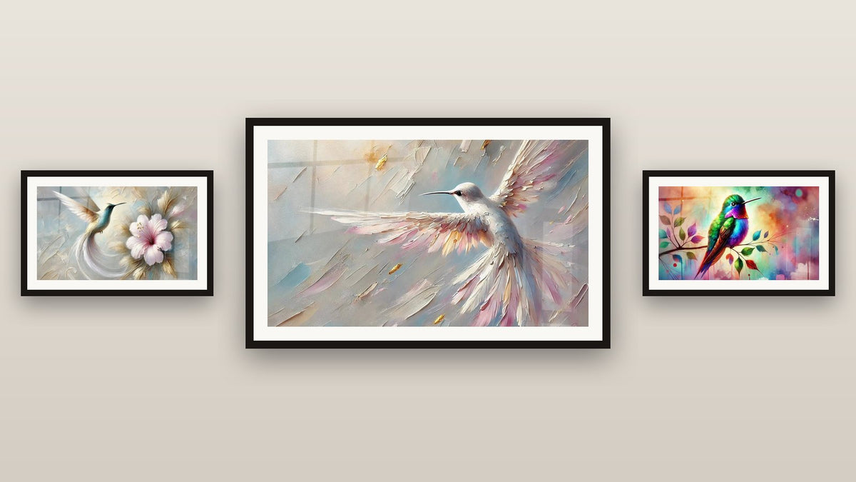 Mur de galerie avec trois tableaux encadrés : Fleur et Plume, Envol de l'Aube et Art de la Nature
