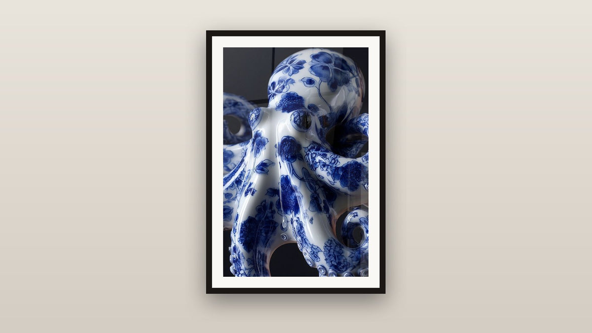 Tableau encadré sur un mur : Poulpe porcelaine bleu et blanc fleuri