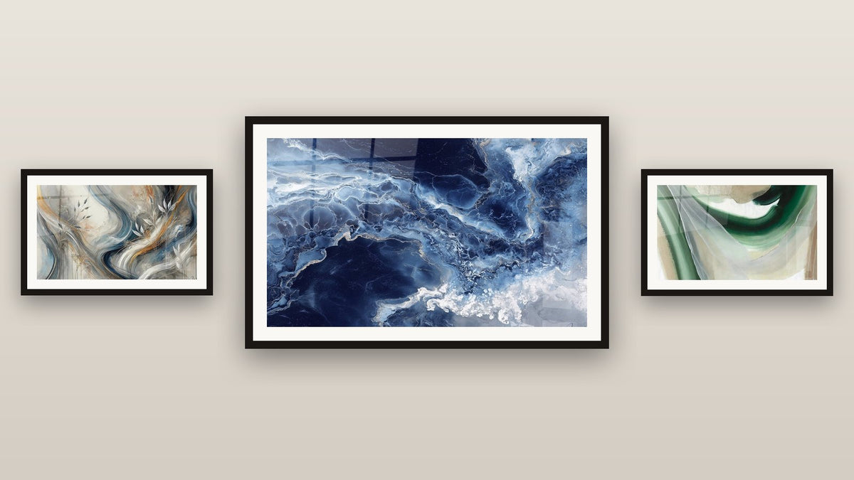 Parete galleria con tre quadri incorniciati: Seta di Smeraldo, Sfumature Avvolgenti e Sfumature Blu e Venature Dorate Fluide