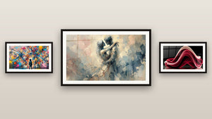 Mur de galerie avec trois tableaux encadrés : Vague sinueuse rouge et blanche, Éclats de Peinture et Entre Nous