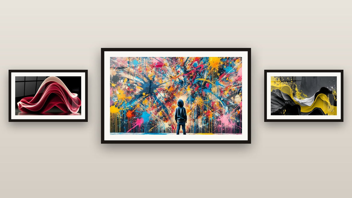 Mur de galerie avec trois tableaux encadrés, dont Vague sinueuse rouge et blanche et Éclats de Peinture