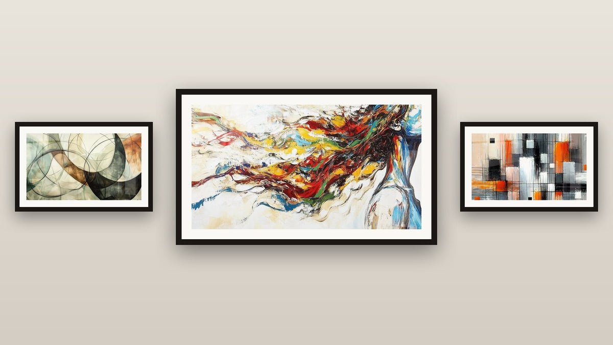 Parete galleria con tre quadri incorniciati: Muse Moderna, I Legami Invisibili e Meccanica dei Colori