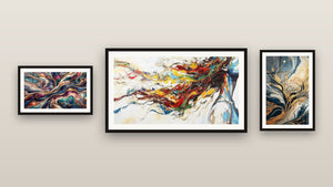 Mur de galerie avec trois tableaux encadrés : Arbres d'Or Fluides, Cosmos Enchanté et Muse Moderne