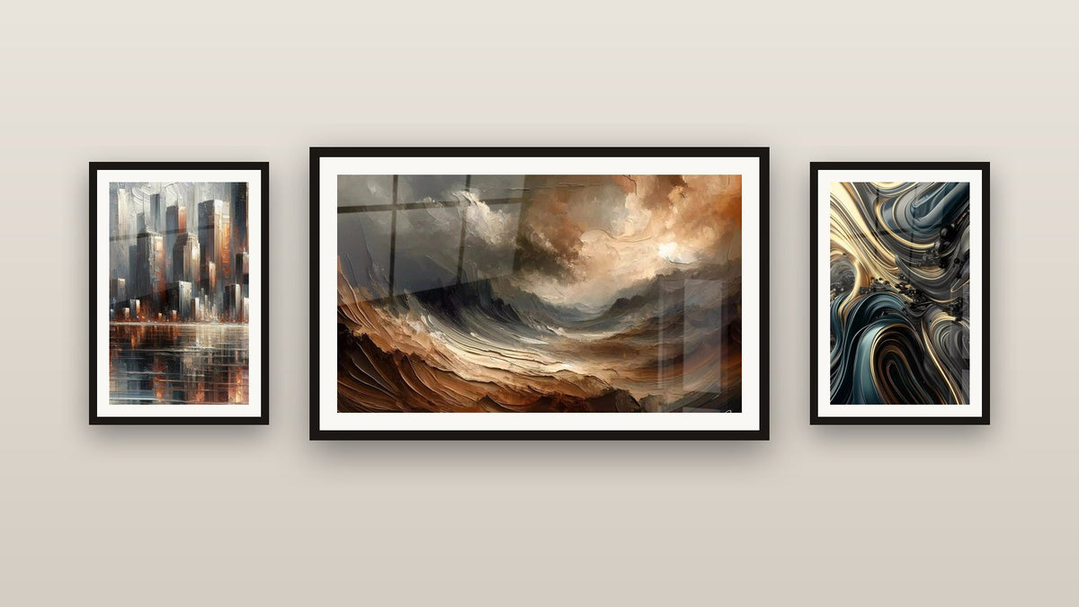 Pared de galería con tres cuadros enmarcados: Eco de los Vientos, Reflexiones Urbanas y Ondulaciones Opulentas