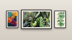 Galerijwand met drie ingelijste schilderijen, waaronder Bladeren Lotus Meerkleurig Vibrant en Bladerbos
