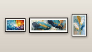 Galerijwand met drie ingelijste schilderijen, waaronder Met kleurrijke spiraalveren en Tabelau veren blauw en goud op