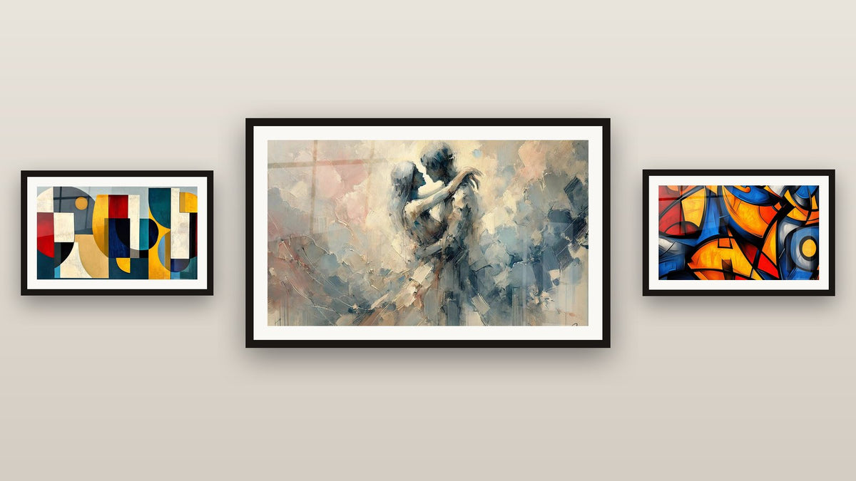 Pared de galería con tres cuadros enmarcados: Entre Nosotros, Formas geométricas coloridas y Formas geométricas de colores