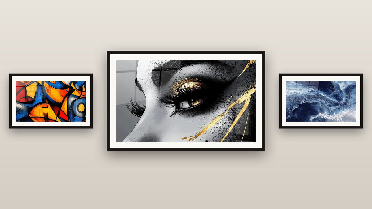 Mur de galerie avec trois tableaux encadrés, dont Nuances bleues et veines dorées fluides et Formes géométriques colorées