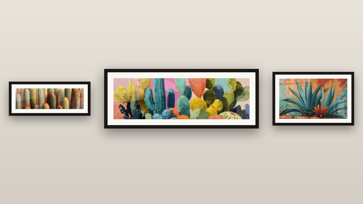 Mur de galerie avec trois tableaux encadrés, dont Agave Bleu-Vert sur Fond Coloré Craquelé et Cactus Multicolores Expressifs