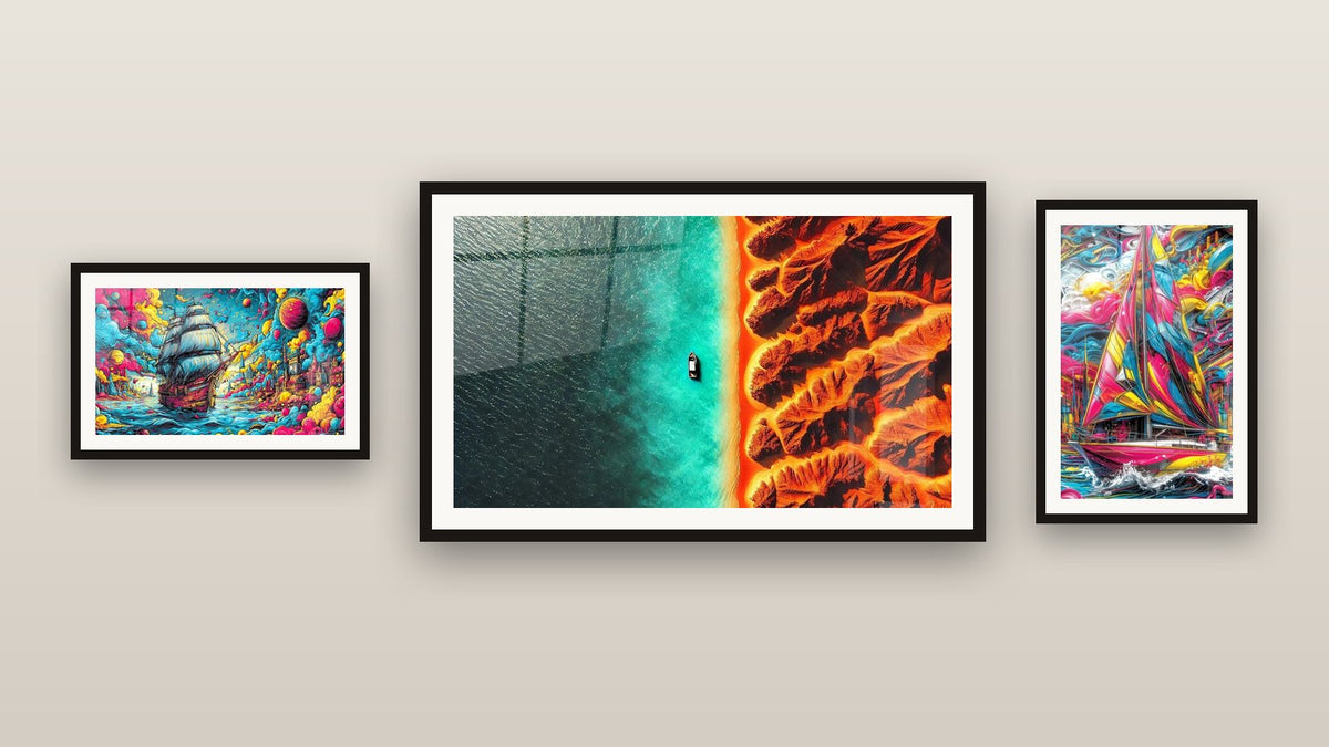 Mur de galerie avec trois tableaux encadrés : Bateau pirate, Voilier multicolore et Paysage idyllique N°1