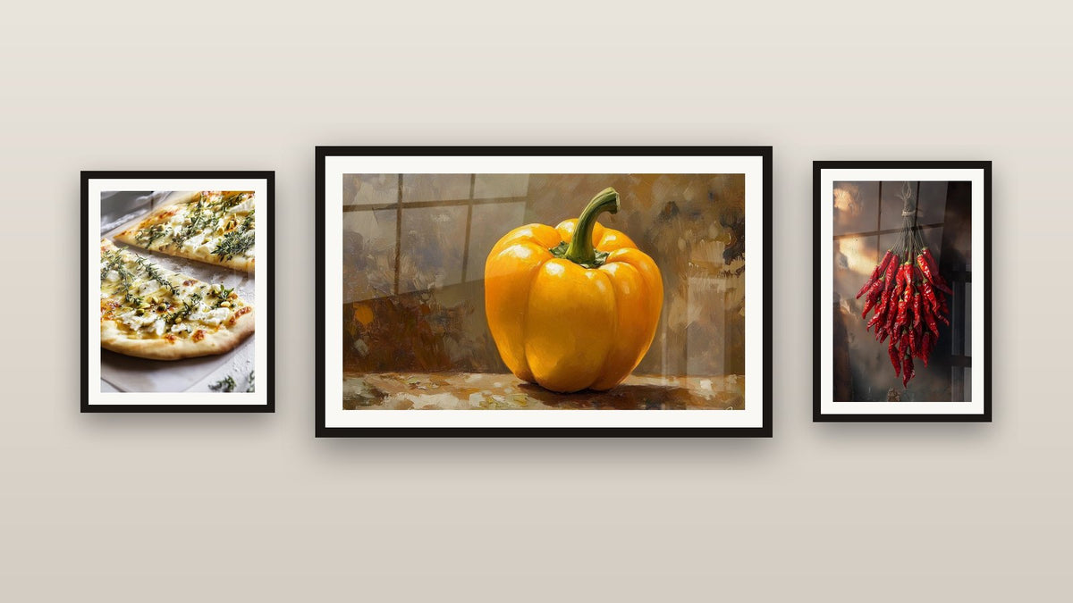 Mur de galerie avec trois tableaux encadrés : Poivron N°1, Pizza N°1 et Piment N°1