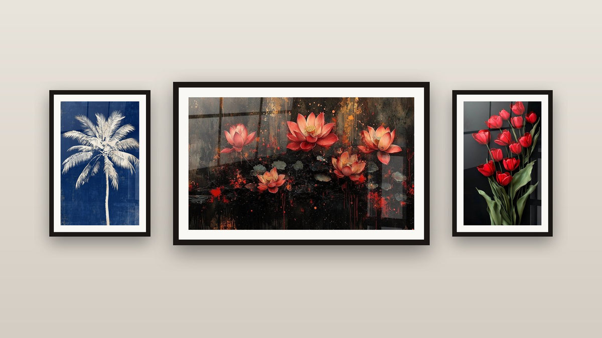 Galerijwand met drie ingelijste schilderijen, waaronder Tulp Nr. 3
