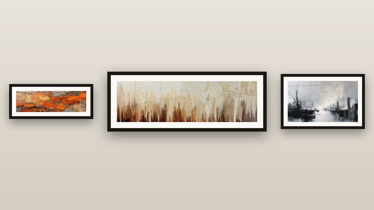 Pared de galería con tres cuadros enmarcados