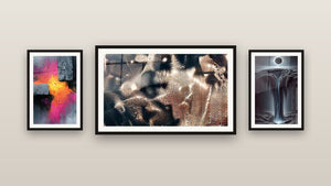 Mur de galerie avec trois tableaux encadrés, dont L’Empreinte de l’Éternité et Abîme Mystique