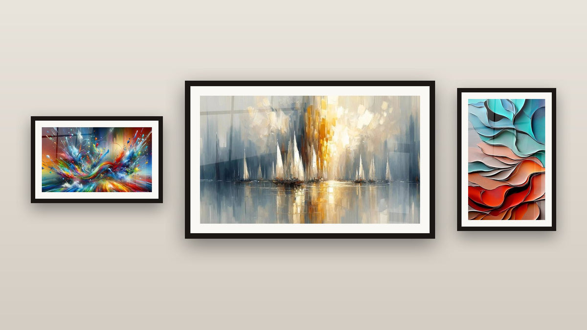 Mur de galerie avec trois tableaux encadrés : Formes ondulantes fluides, Aurore sur la Baie et Big Bang Artistique Éclatant