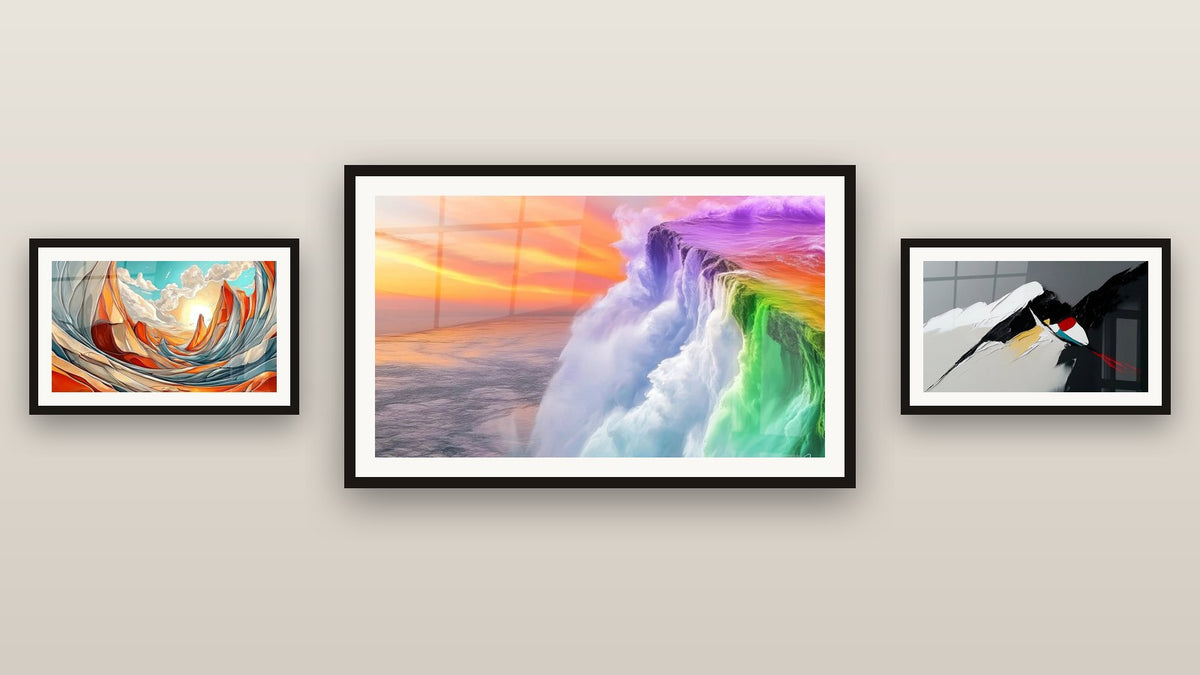 Parete galleria con tre quadri incorniciati: Tourbillon sfarzoso, Composizione astratta dinamica di e Cascata arcobaleno di