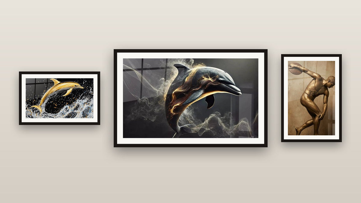 Mur de galerie avec trois tableaux encadrés : Discobolus Bronze, Saut Éthéré et Dauphin écume d'or