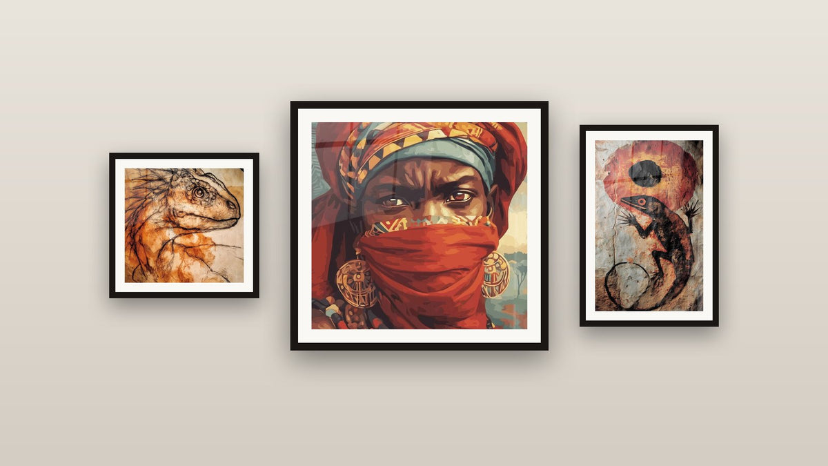 Mur de galerie avec trois tableaux encadrés, dont Homme regard braise du désert et Créature mystique préhistorique