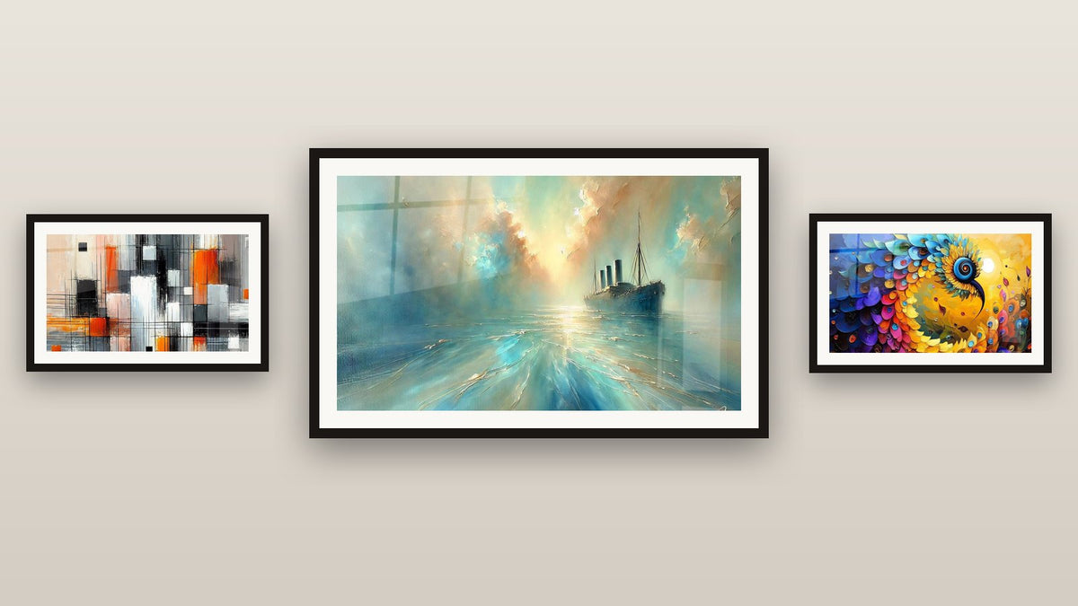 Mur de galerie avec trois tableaux encadrés : Oiseau coloré spirale, Au Cœur de la Brise et Mécanique des couleurs