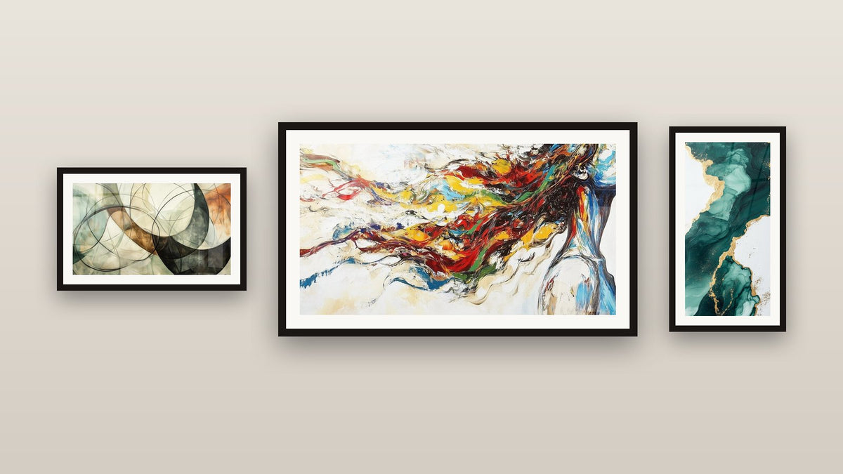 Parete galleria con tre quadri incorniciati: Flusso turchese e oro con venature dorate, Muse Moderna e I Legami Invisibili