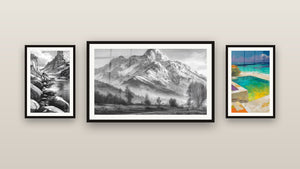 Galerijwand met drie ingelijste schilderijen, waaronder Majestueuze Berg en Bergmeer