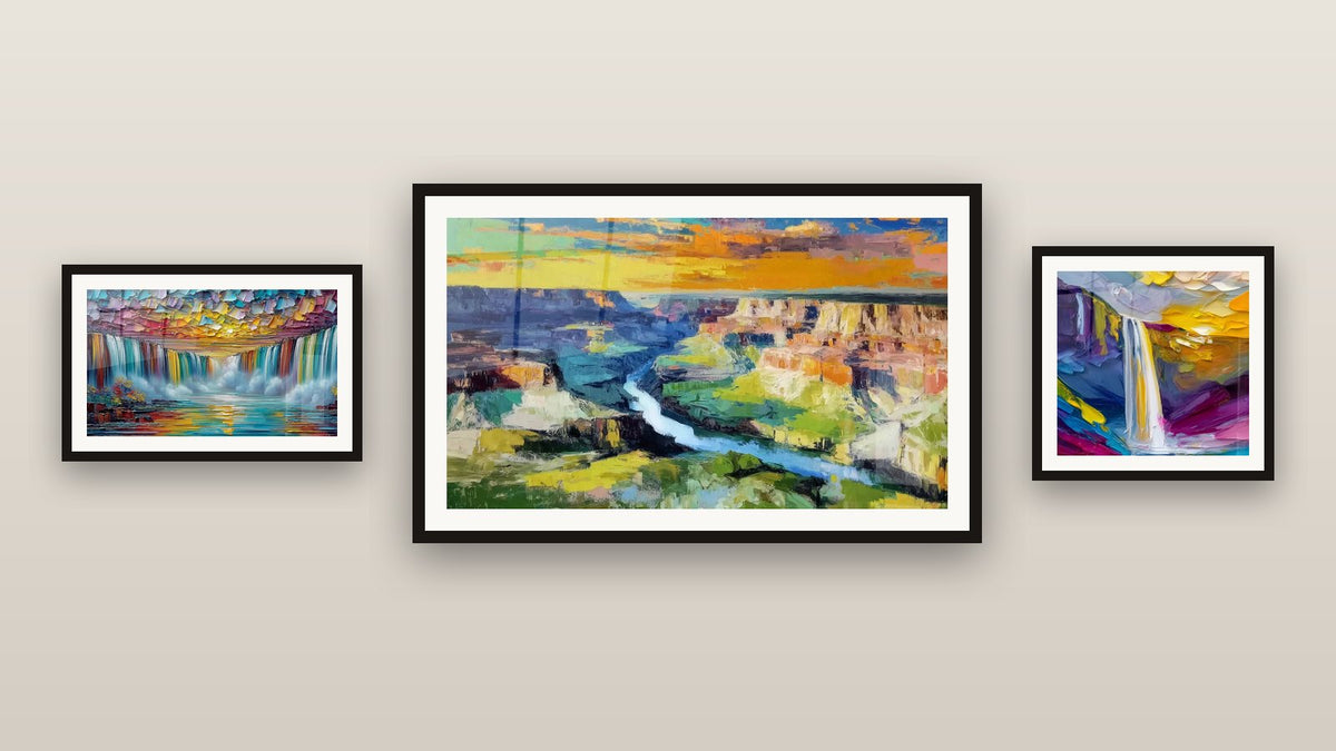 Parete galleria con tre quadri incorniciati, tra cui Canyon colorato di e Cascata multicolore impressionista di