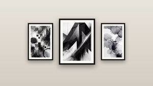 Pared de galería con tres cuadros enmarcados: Tinta abstracta, Fragmentos del Absoluto y Trayectorias Fracturadas
