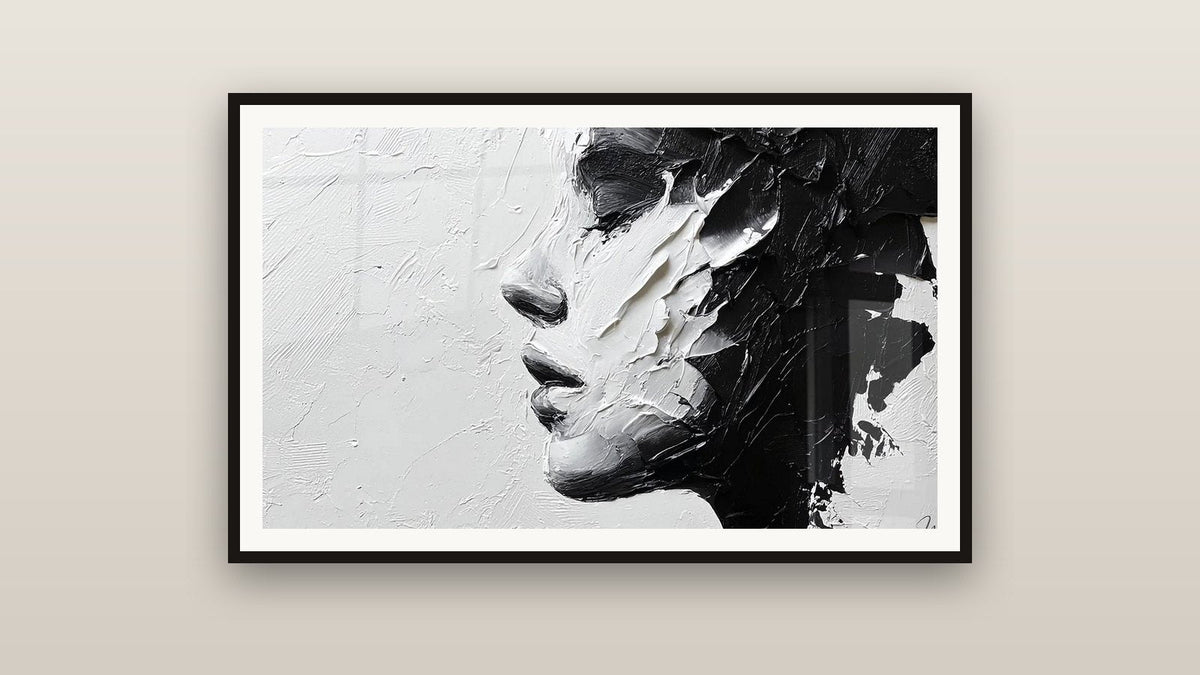 Cuadro enmarcado en una pared: Retrato Mujer Expresiva