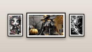 Pared de galería con tres cuadros enmarcados, entre ellos Hechicera Encantadora de Calabazas Doradas