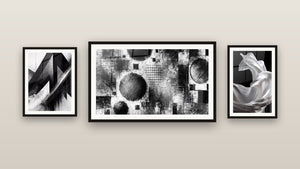 Pared de galería con tres cuadros enmarcados: Telas Fluidas, Mecánica del Caos y Trayectorias Fracturadas