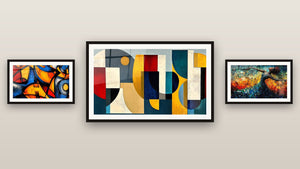 Pared de galería con tres cuadros enmarcados, entre ellos Formas geométricas coloridas y Danza Llama Liberadora Roja