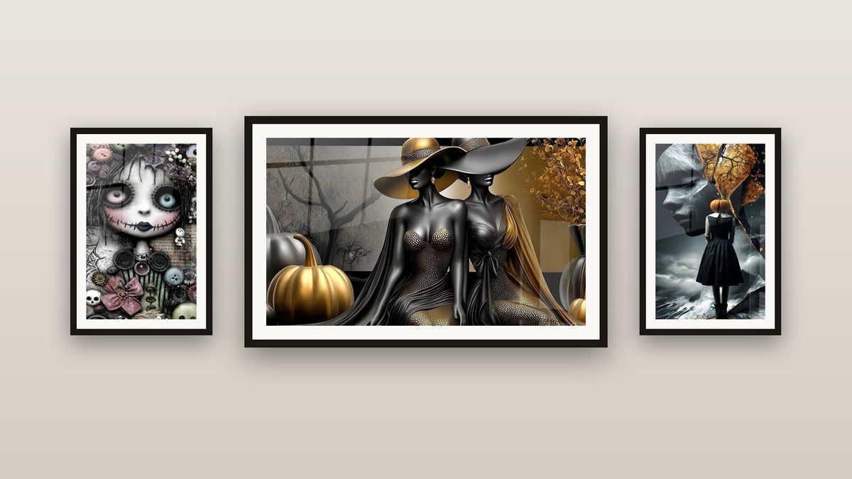 Pared de galería con tres cuadros enmarcados, entre ellos Hechicera Encantadora de Calabazas Doradas