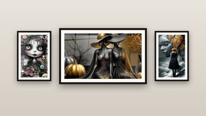 Pared de galería con tres cuadros enmarcados, entre ellos Hechicera Encantadora de Calabazas Doradas