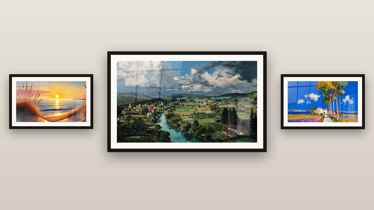 Galerijwand met drie ingelijste schilderijen, waaronder Mediterraans Landschap Provençaalse Zomer en Als de Dag In Slaap Valt