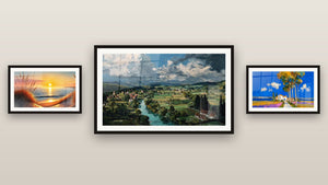 Pared de galería con tres cuadros enmarcados, entre ellos Paisaje rural con río y Paisaje Mediterráneo Verano Provenzal