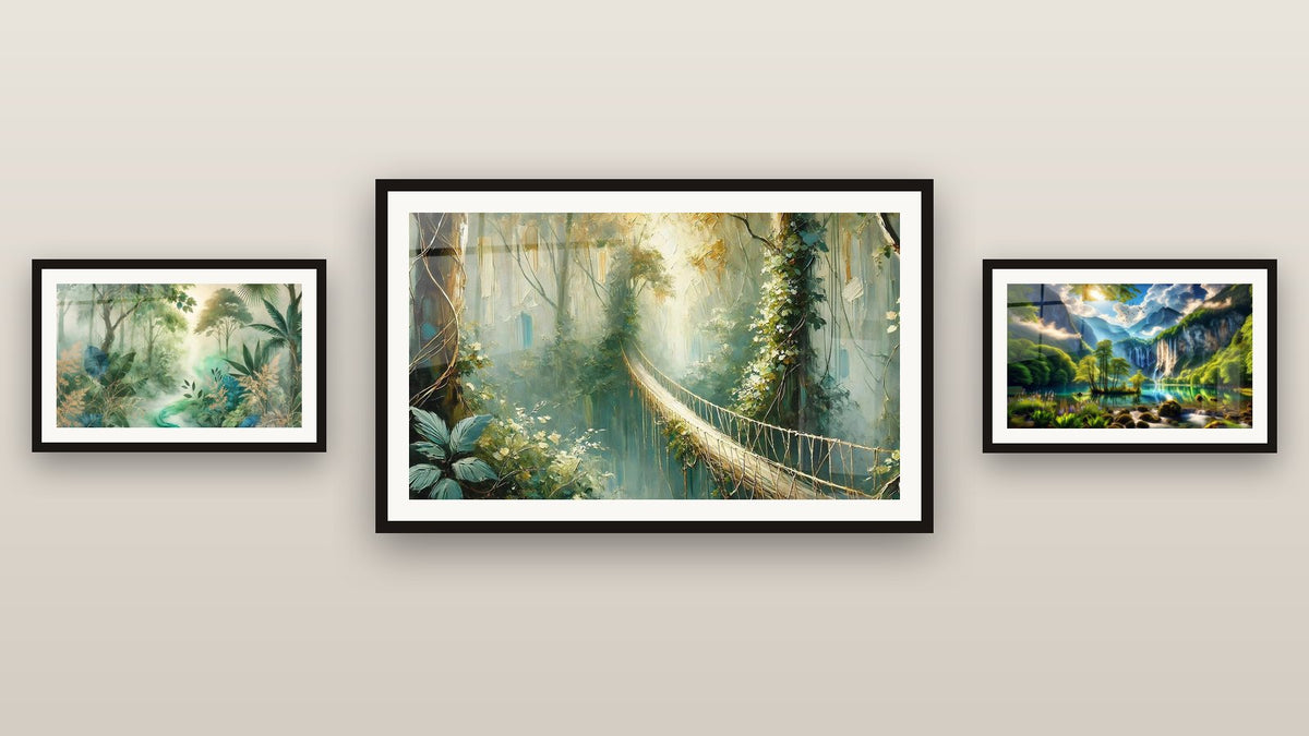 Pared de galería con tres cuadros enmarcados: Travesía Secreta, Misterio de la Jungla y Edén Verde con Mil Cascadas
