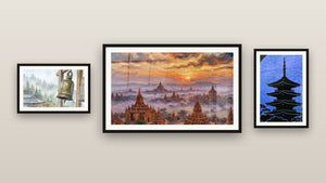 Pared de galería con tres cuadros enmarcados