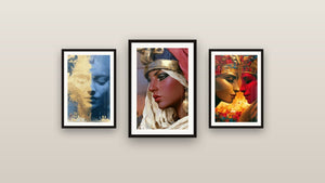 Pared de galería con tres cuadros enmarcados